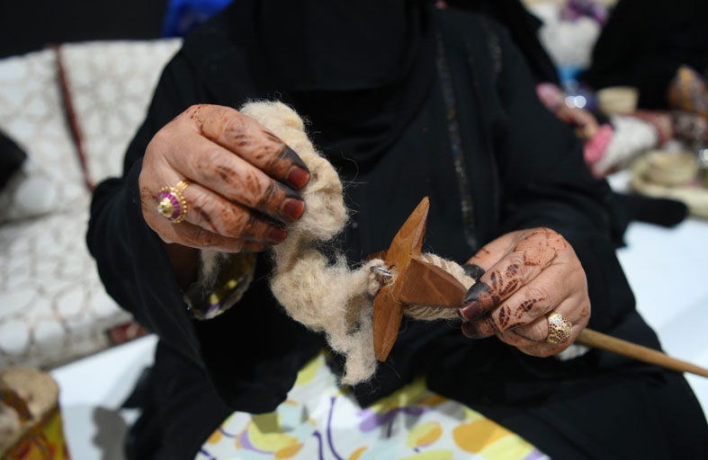 لوحات تراثية مميزة بأنامل إماراتية في مهرجان ليوا للرطب
