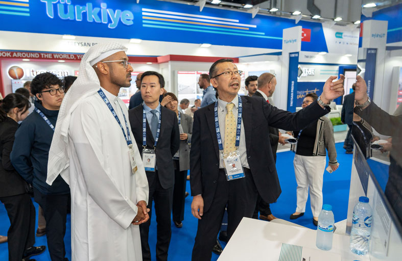 «اصنع في الإمارات» تتصدر مشاركة «الصناعة» في «أديبك» بفرص تصنيع بـ 168 مليار درهم