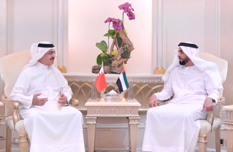 سيف بن زايد يلتقي وزير الداخلية البحريني 