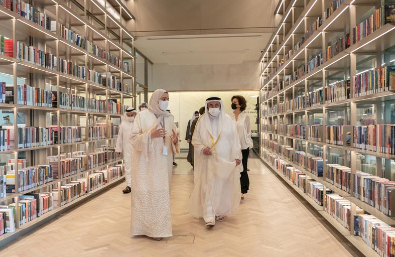 حاكم الشارقة يفتتح معرض فصول من الفن الإسلامي 