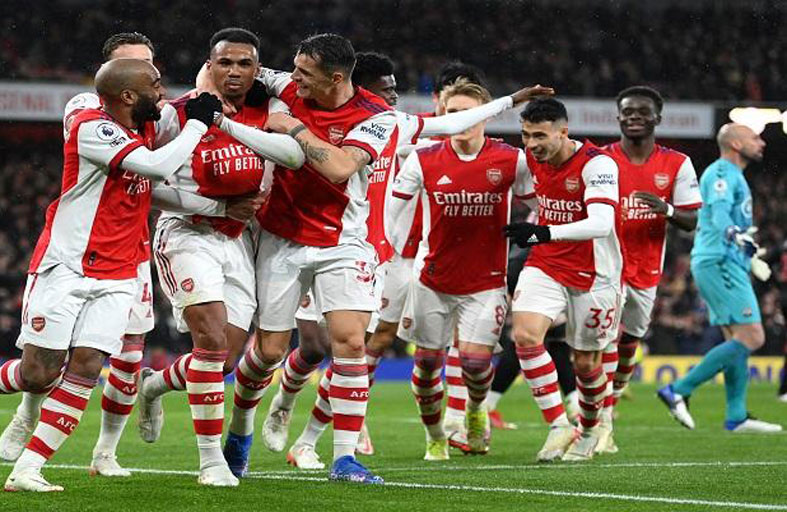 أرسنال ومانشستر يونايتد للصدارة وروما للتأهل في يوروبا ليغ