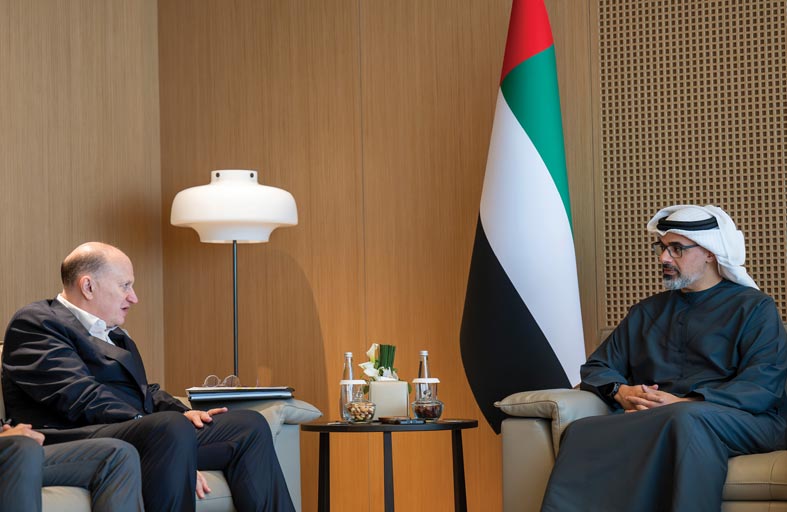 خالد بن محمد بن زايد يستقبل رئيس مجلس إدارة مجموعة (إتش إس بي سي) القابضة