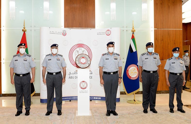 قائد عام شرطة أبوظبي يكرم القطاعات المتميزة في المجال الرياضي