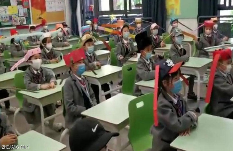 قبعات التباعد سمحت بعودة الدراسة 
