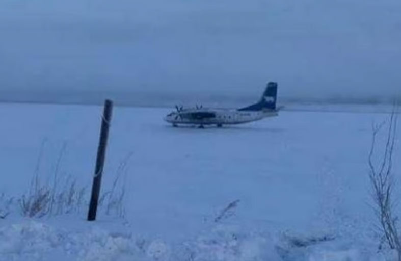 طائرة تهبط بالخطأ فوق نهر متجمد
