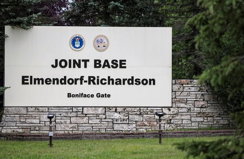 ماذا نعرف عن القاعدة العسكرية التي تستضيف ترامب وبوتين؟