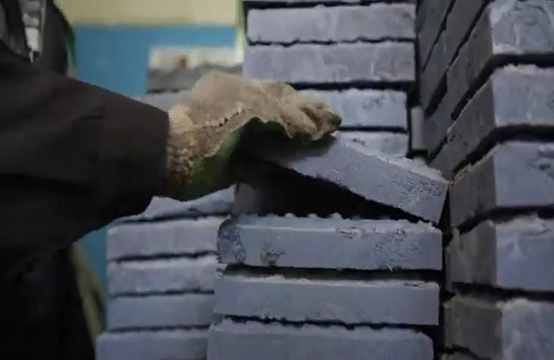 كينية تصنع طوباً أقوى من الخرسانة 5 مرات