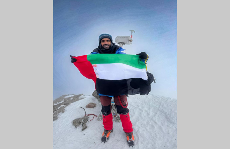 راشد الشامسي يرفع علم الإمارات على أعلى قمة في أوروبا