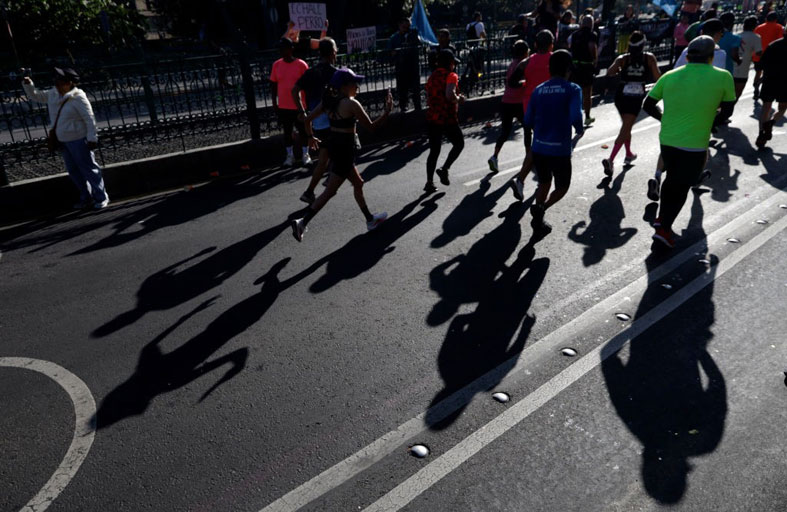 يحبس طفلته في السيارة للمشاركة في الماراثون