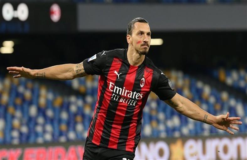 إبراهيموفيتش يتحدى العمر داخل الملعب.. ويثير الجدل خارجه