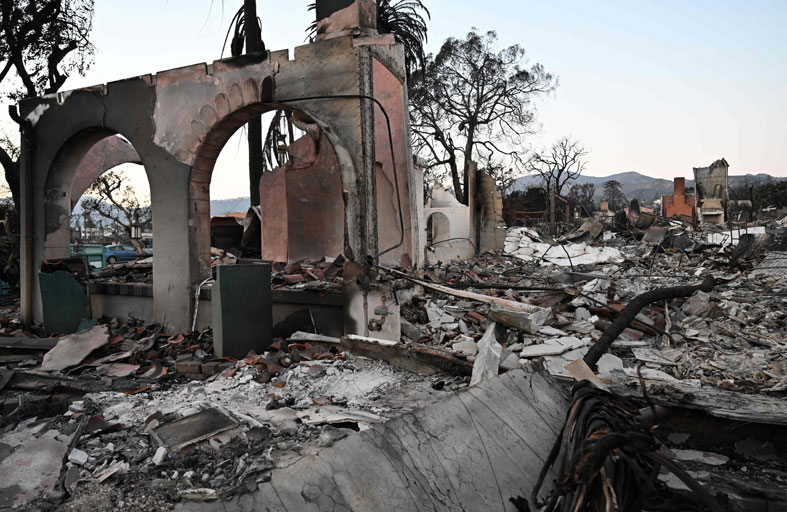 لوس أنجلوس على موعد مع «رياح خطيرة» قد تجدد الحرائق