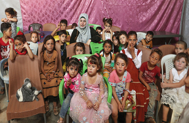 نازحة تحوّل قلعة أثرية في إدلب إلى مركز تعليمي