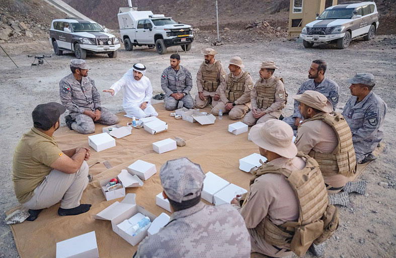 حمدان بن محمد يشارك فرق حرس الحدود بمنطقة حتا طعام الإفطار