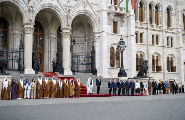 جرت لسموه مراسم استقبال رسمية..رئيس الدولة يصل مقر البرلمان والرئيس المجري في مقدمة مستقبليه 