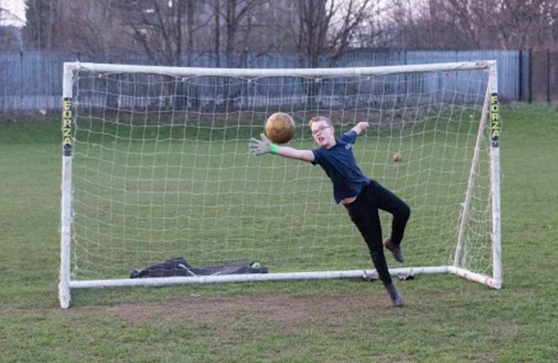 صبي مبتور الذراع يتحول إلى حارس مرمى شهير