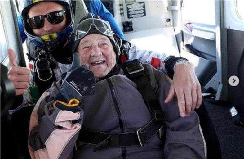 تقفز بالمظلة في سن 103 أعوام 