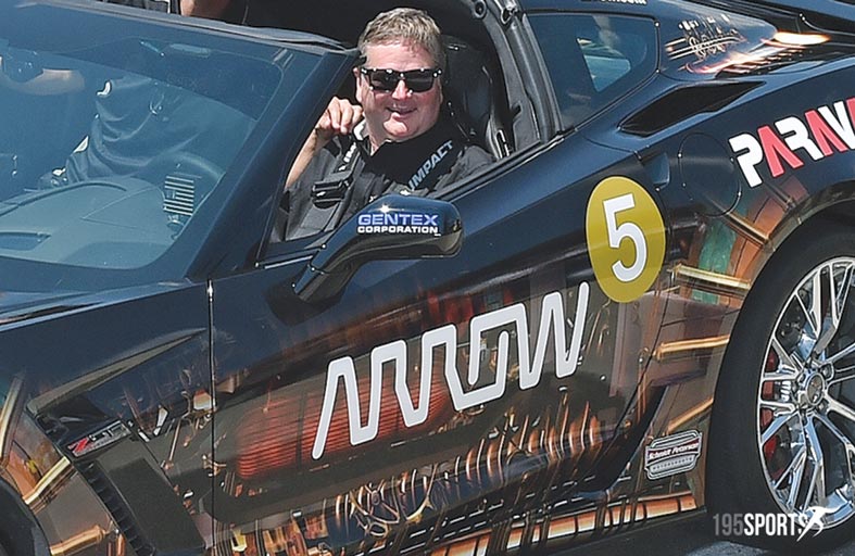 بسيارة كورفيت معدلة وتكنولوجيا متطورة.. سائق مشلول يعود للمضمار 