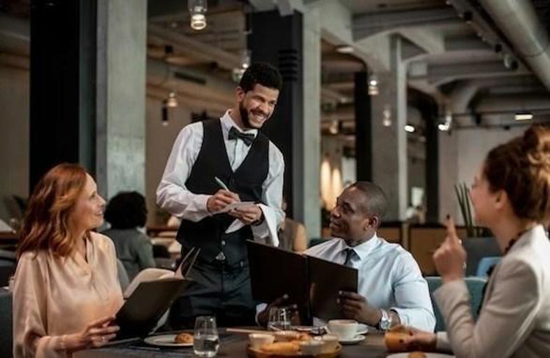 حيل المطاعم للتأثير على الزبائن