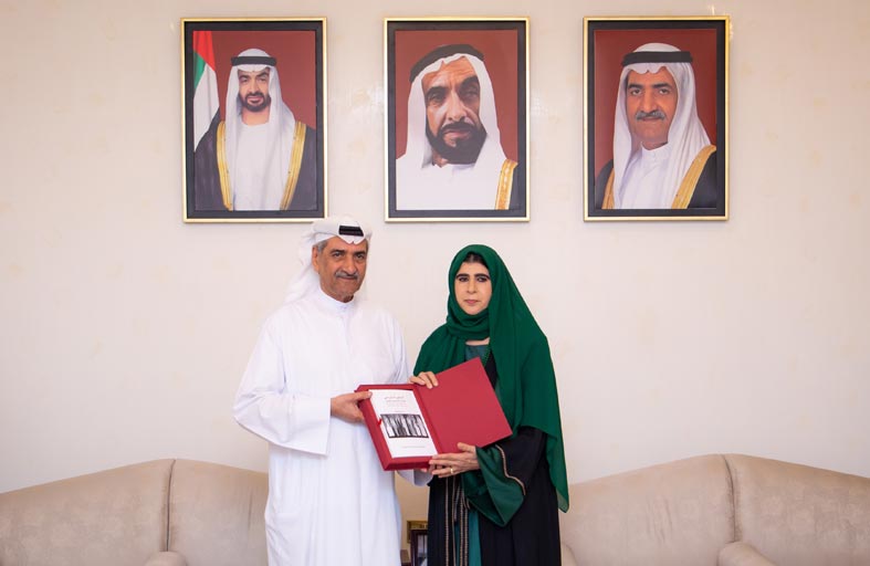 حمد الشرقي يلتقي الدكتورة فاطمة الحاج .. ويتسلم نسخة من كتابها التطور التاريخي لإمارات الساحل العماني