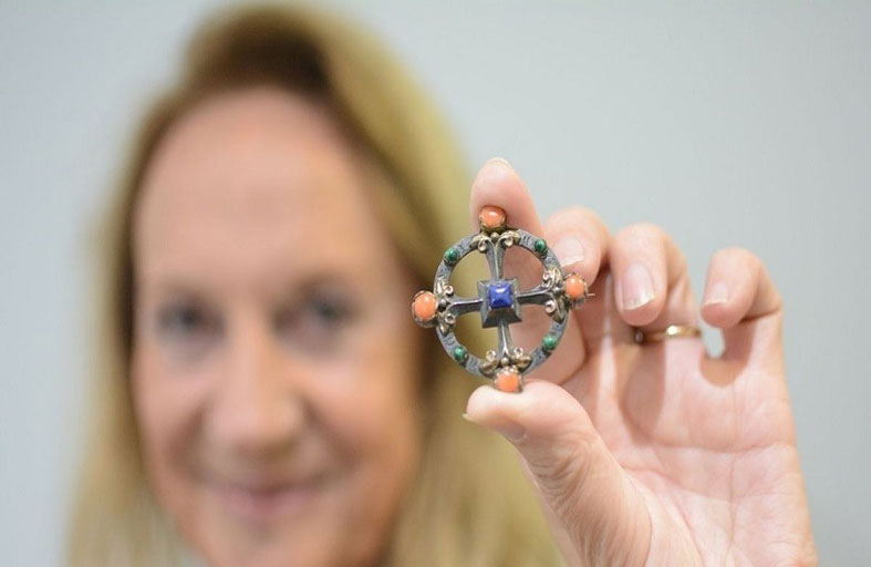 تشتري «بروش» بـ 25 دولار.. وتكتشف أنه كنز ثمين