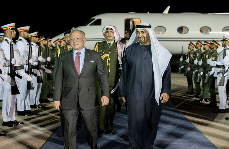 رئيس الدولة في مقدمة مستقبليه.. ملك الأردن يصل البلاد في زيارة دولة 