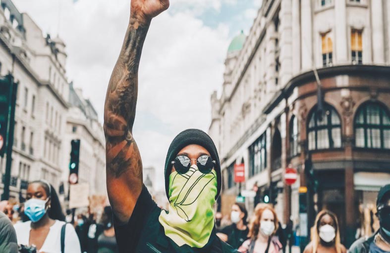 هاميلتون يشارك في تظاهرة ضد العنصرية 