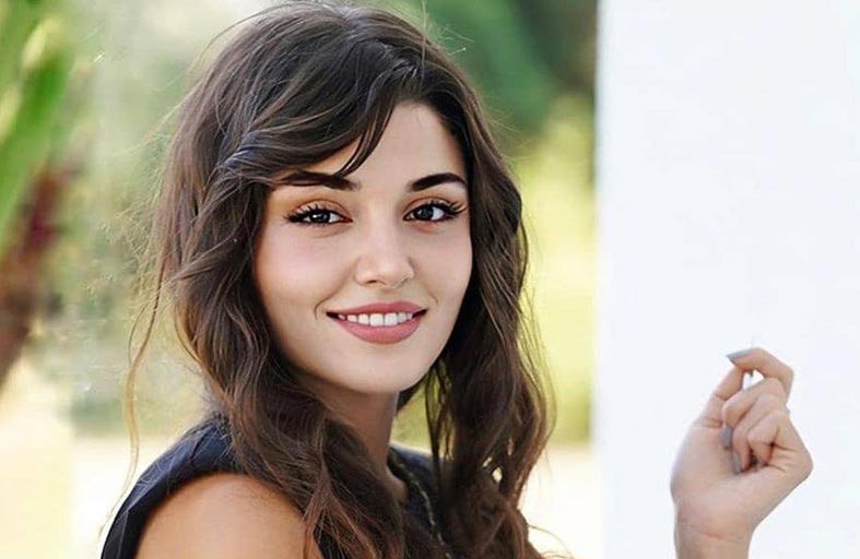 هاندا أرتشيل بصورة طبيعية وجمالها حديث الجمهور