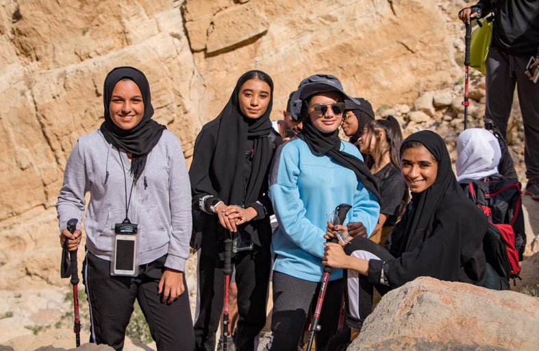 مرشدات الشارقة تدرب منتسباتها على مهارات الترحال وأساسيات المغامرات البرية  