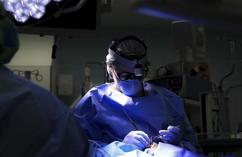 عامل نظافة يساعد جرّاحاً على بتر إصبع مريض