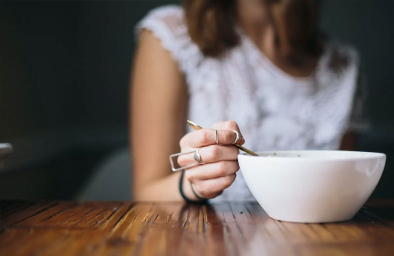 تخاطر بحياتها لارتداء فستان عيد ميلادها