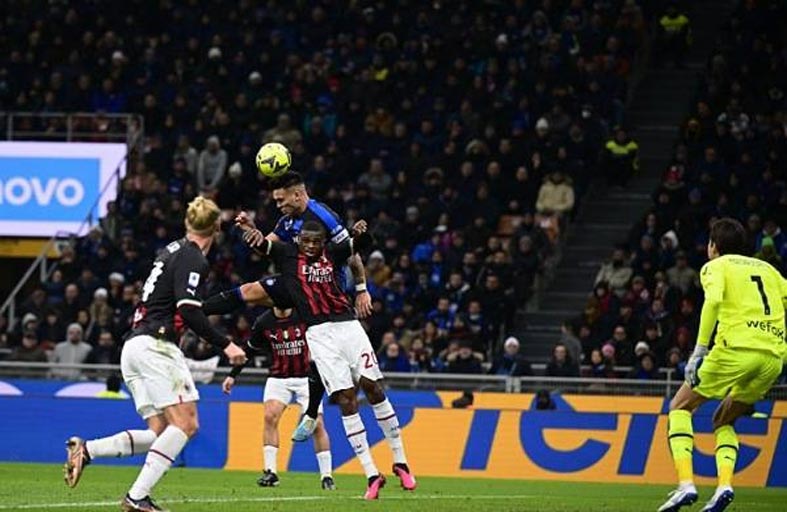 نابولي يواصل زحفه وإنتر يعمق جراح ميلان 