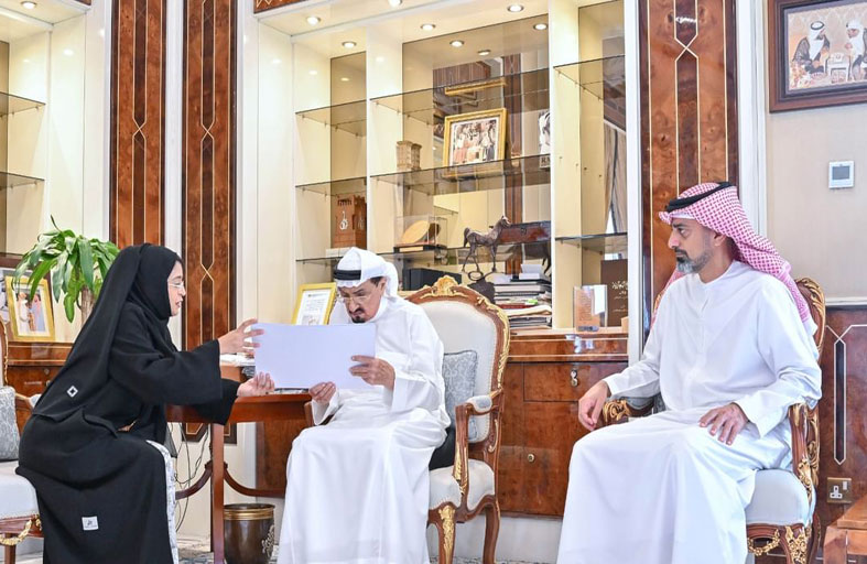 حميد بن راشد يطّلع على تقرير الأوقاف في عجمان