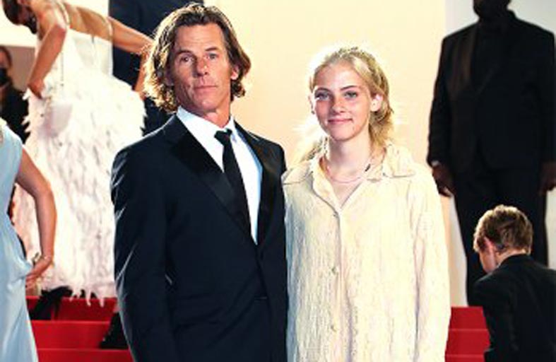 إبنة جوليا روبرتس على السجادة الحمراء في كان