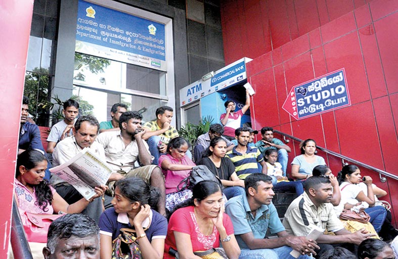 آلاف السريلانكيين يتزاحمون على جوازات سفر للهجرة