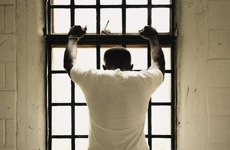 تحبسه 3 أيام لمنعه من الخيانة