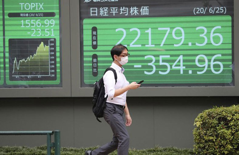 أسهم اليابان تتراجع لأقل مستوى في أسبوع ونصف  