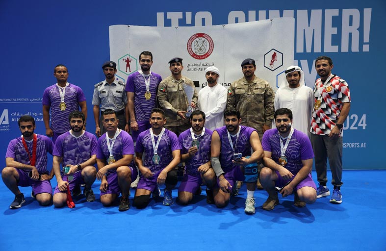 شرطة أبوظبي تكرم الفرق الفائزة ببطولة الطائرة لدرع مدير قطاع المهام الخاصة 