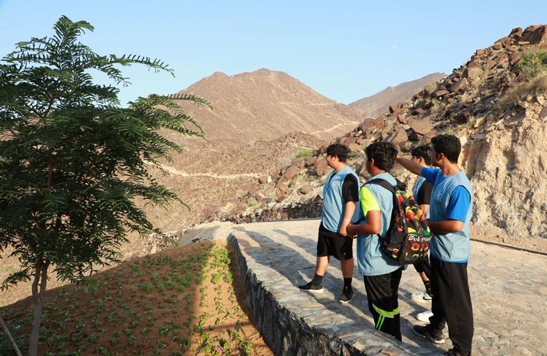 ناشئة خورفكان متطوعون في إعادة زراعة الأشجار المتضررة من الأحوال الجوية