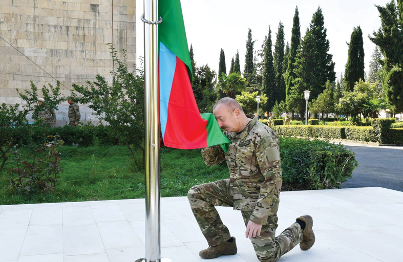 رئيس أذربيجان يرفع علم بلاده في قرة باغ 