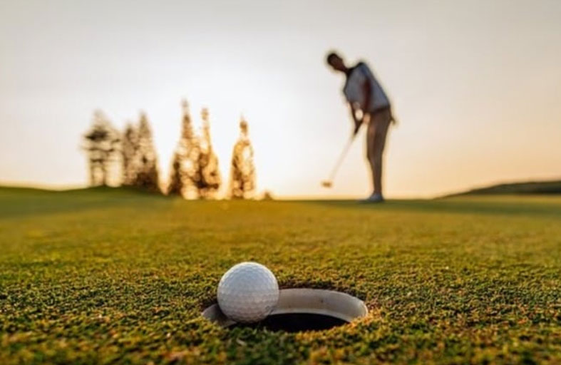 لماذا تخرج كرة الغولف من الحفرة بعد سقوطها؟
