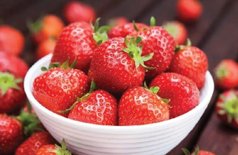 لماذا يحذر الخبراء من الإفراط في تناول الفراولة؟