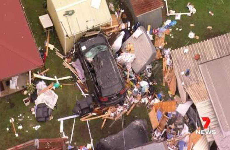 سيارة تقتحم منزلا وتقتل صاحبته