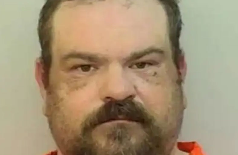 يقتل امرأة مسنة ويحمل جثتها بسيارتها لشهر كامل