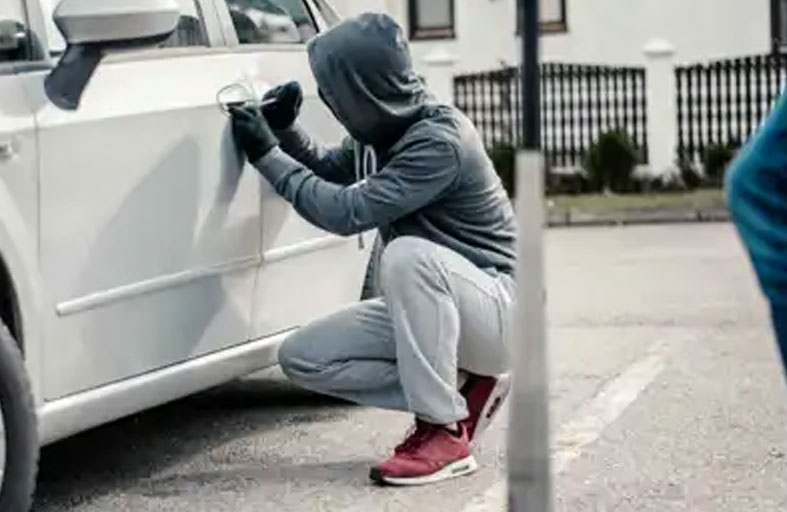 يفبرك سرقة سيارته للهروب من التسوق مع زوجته