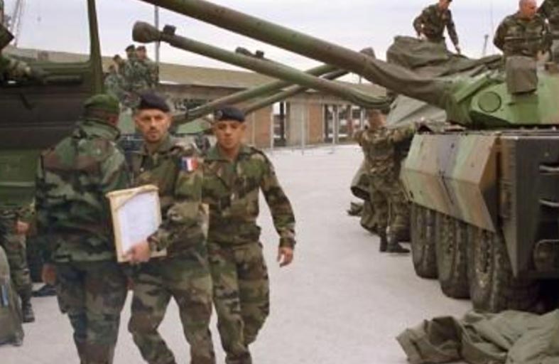 فرنسا تتعهّد بتزويد أوكرانيا دبّابات خفيفة