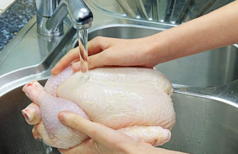 لا تغسلوا الدجاج قبل الطهي!.. طبيبة توضح السبب