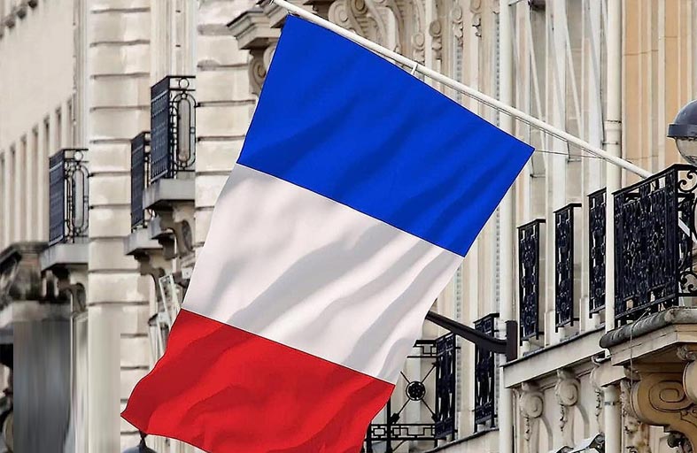 فرنسا توصي رعاياها بمغادرة إيران ولبنان