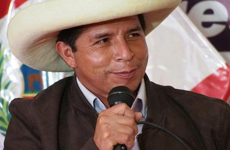 رئيس البيرو المؤقت ينتقد منع إعلان فوز كاستيو 