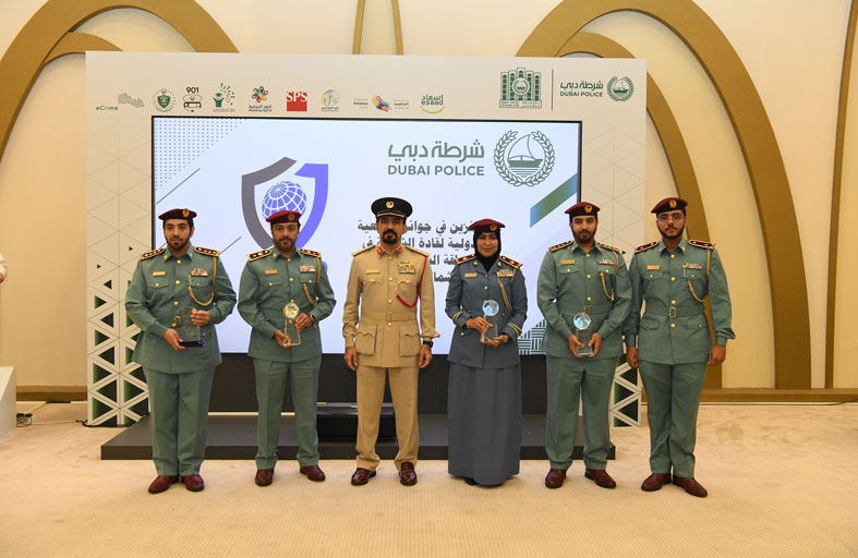 شرطة دبي تكرم المتميزين من قطاع التميز والريادة 