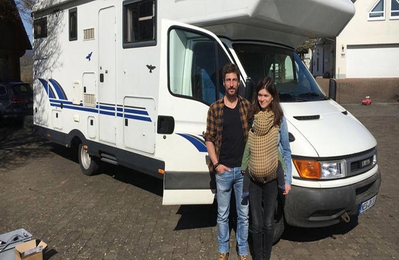 ألماني وزوجته يتحديان  قيود كورونا بـ «رحلة مجنونة»